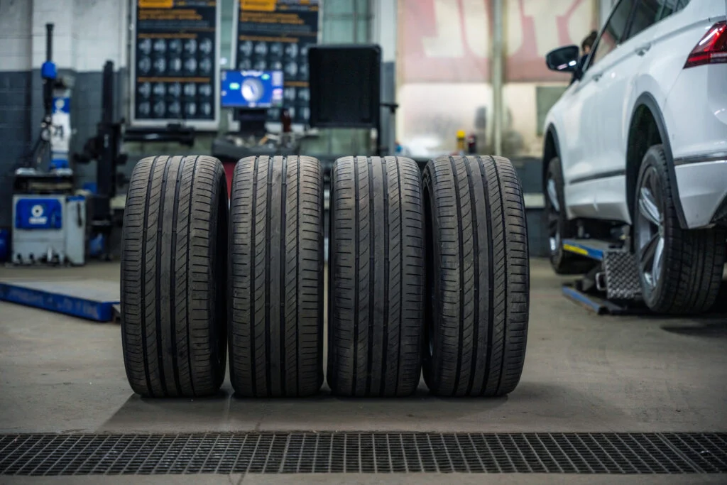 How to tell if car tires need replacing with signs of uneven wear