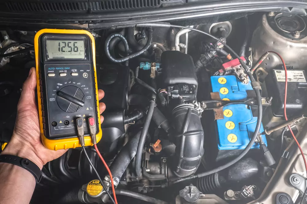 How to tell if your car battery needs replacing: testing battery voltage