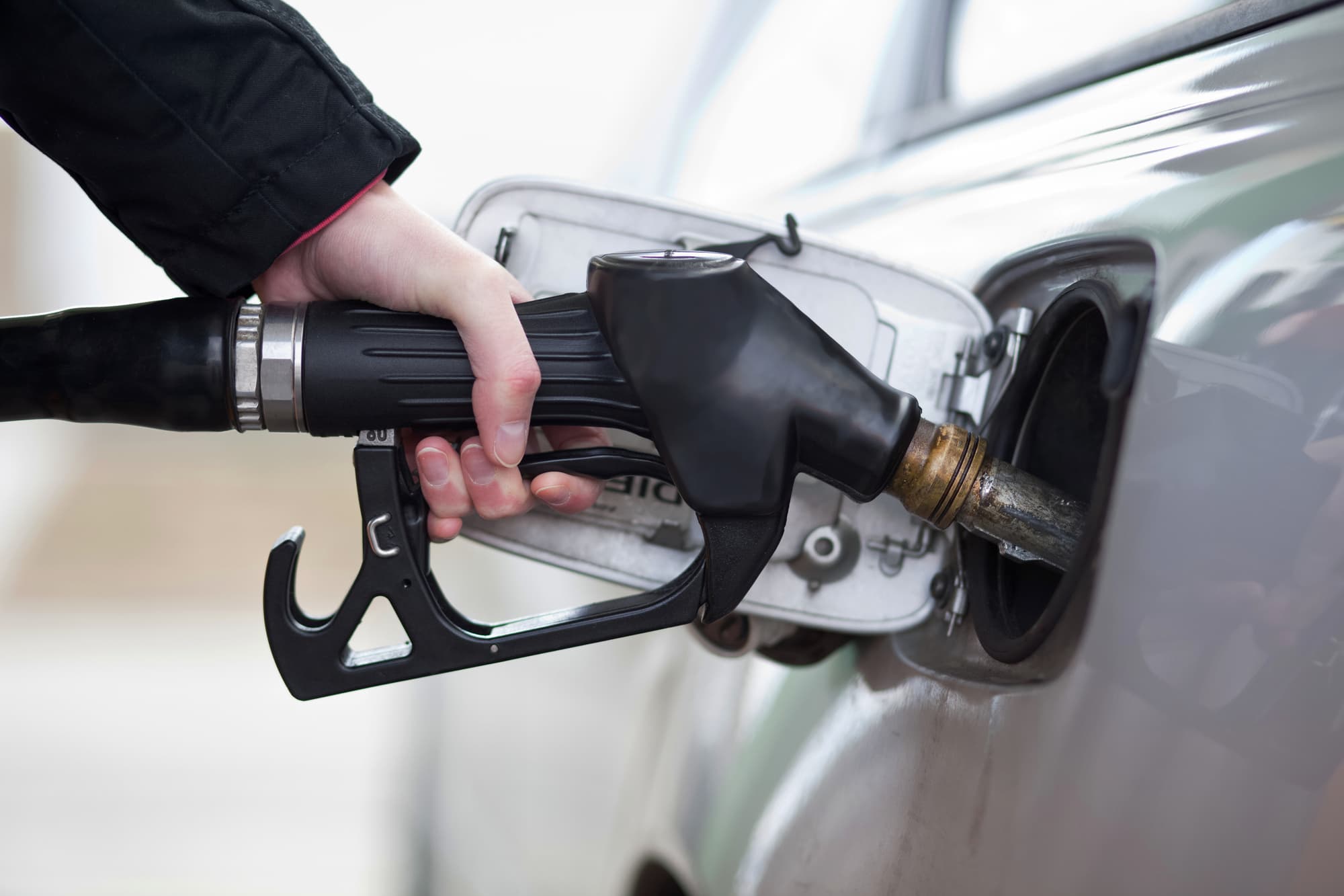 How to Increase Car Fuel Efficiency: 12 Easy Tips