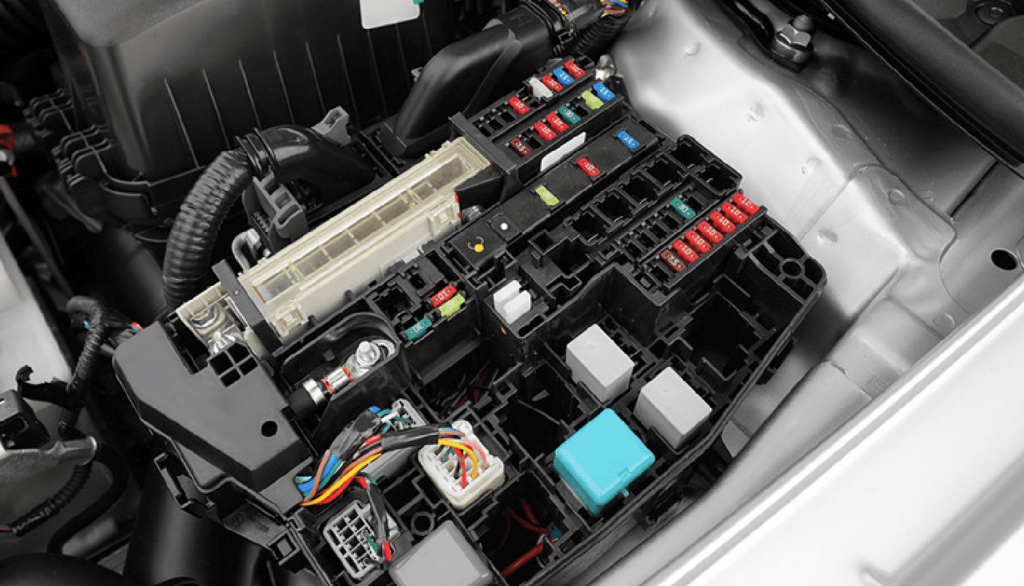 Illustration showing how to replace a car fuse in a fuse box