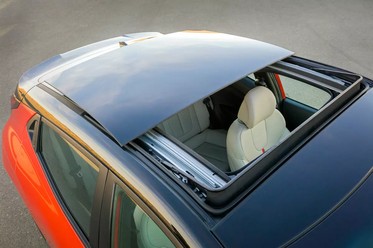 How to fix a stuck sunroof on a car track. Overall view